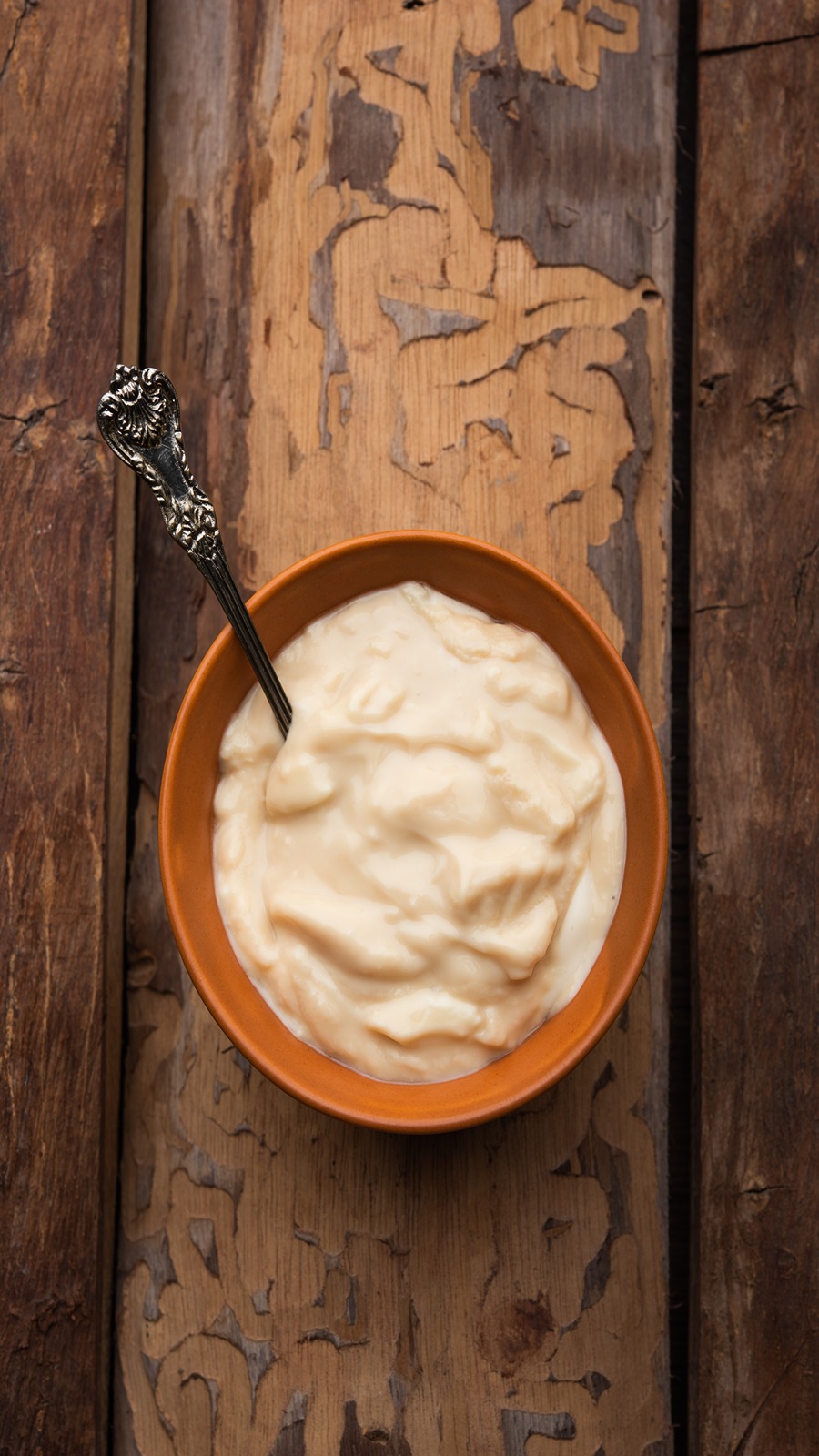 The probiotics present in curd promote healthy gut health, making your skin clean and healthy.